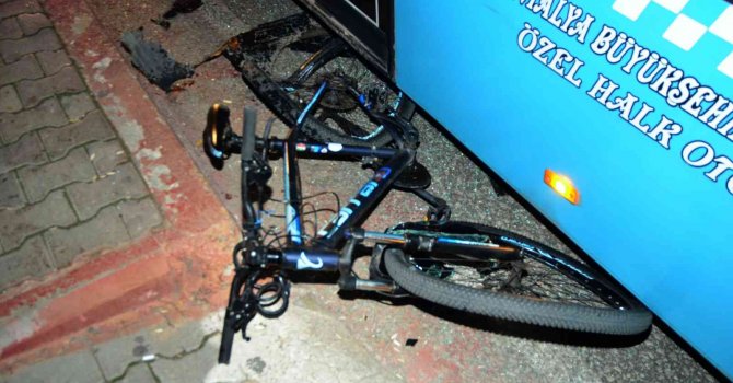 Otomobil önce bisiklete sonra duraktaki otobüse çarptı: 1 ölü, 2 yaralı