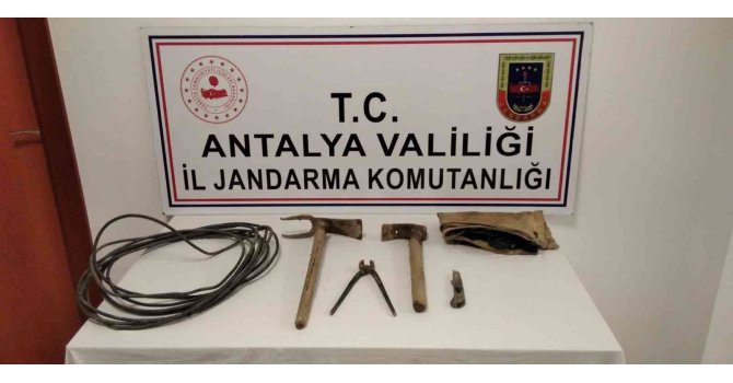 Kablo çalan şahsın üzerinde 5 gram kristal uyuşturucu maddesi ele geçirildi