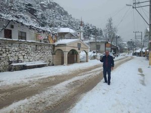 Kumluca yaylalarında kar sevinci