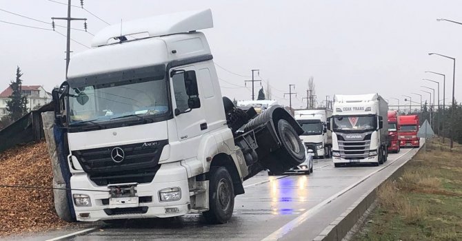 Tırın dorsesi devrildi, çevreyolu trafiğe kapatıldı