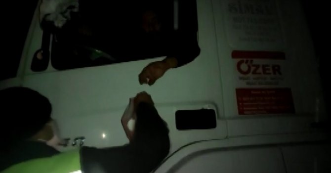 Antalya’da kar yağışı nedeniyle mahsur kalan vatandaşlara jandarma yardım etti