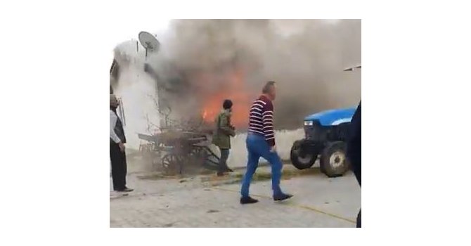 Komşularının yanan evini canları pahasına söndürmeye çalıştılar