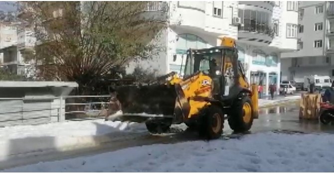 Manavgat’ta dolu yağışı sonrası kapanan yol ulaşıma açıldı