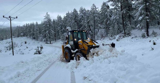 Akseki’de 12 mahallede kar yağışı önlemi