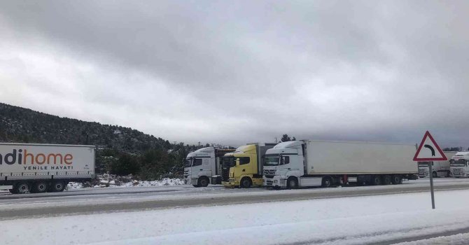 Antalya’dan sebze meyve yükleyip yola çıkan tırların bekleyişi sürüyor