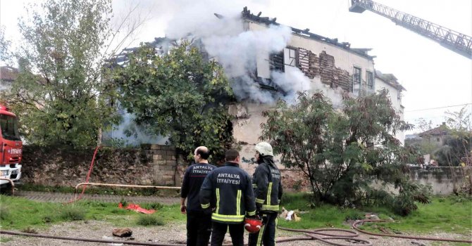 Asırlık metruk bina alev alev yandı, vatandaş isyan etti