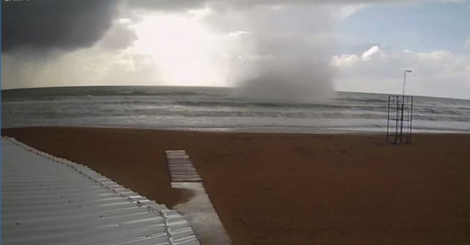 Sürücülere korku dolu anlar yaşatan hortum güvenlik kamerasında