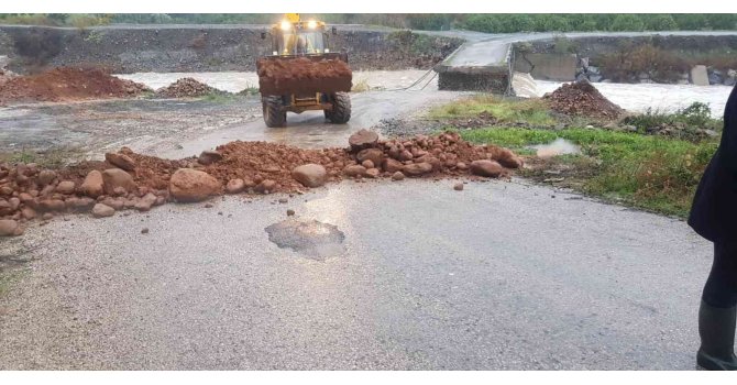 Hatay’da şiddetli yağmurda köprü yıkıldı, tekne alabora oldu