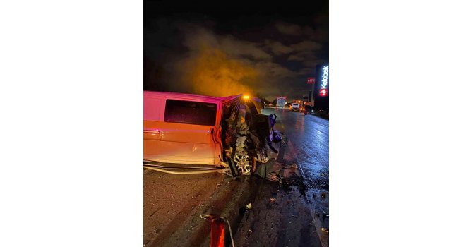 Minübüs kar küreme aracına çarptı: 1 yaralı