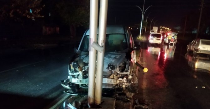 Direğe çarpan araç yandı