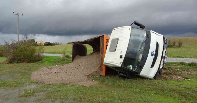 Sahilden kum alıp jandarmadan kaçarken kamyonu devirdi