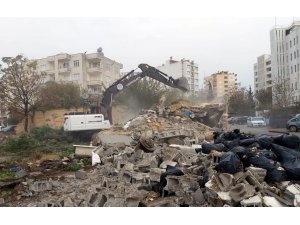 Akdeniz’de metruk binaların yıkımı devam ediyor