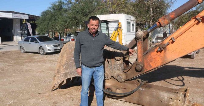 Antalya’da elektrikli scooterin sürekli iş makinesine kilitlenmesi sahibini isyan ettirdi