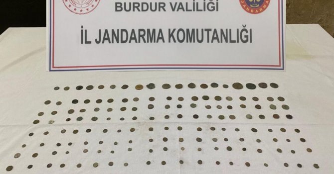 Jandarma durdurduğu araçta 175 parça tarihi eser buldu