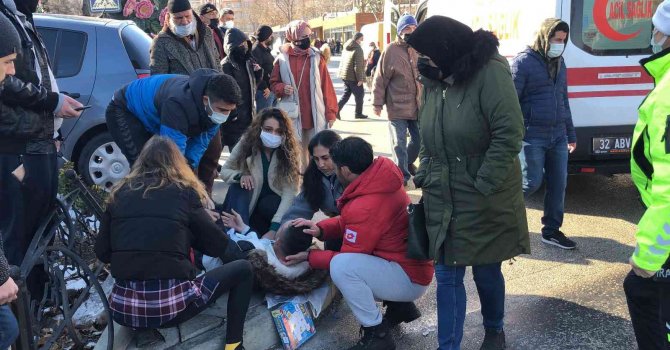 Direksiyon başında epilepsi nöbeti geçiren sürücü refüje çarparak durabildi