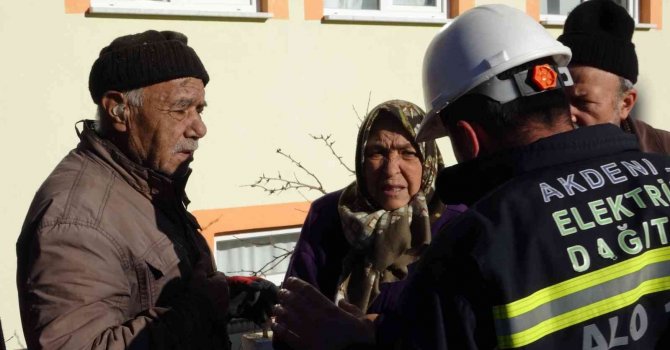 Isparta’da evi yanan yaşlı çift kendilerini sokağa zor attı