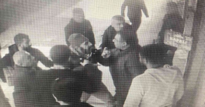 İstediği ilacı vermeyen eczacıya bıçak çekti, o anlar kameraya yansıdı