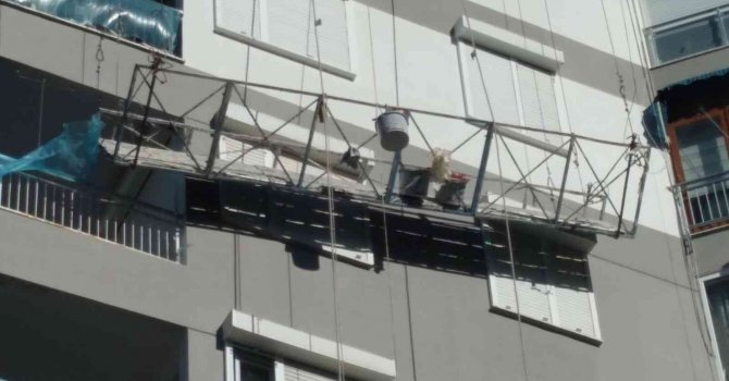 İskelede inşaat işçilerinin ölüm kalım mücadelesi kamerada