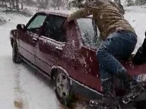 Otomobille dağa çıkmak isteyen gençlerin eğlencesi yarım kaldı