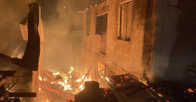 Evde çıkan ve ahıra sıçrayan yangında 11 hayvan telef oldu