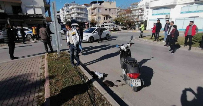 Otomobil motosikletle çarpıştı, motosiklet yolcusu yaralandı