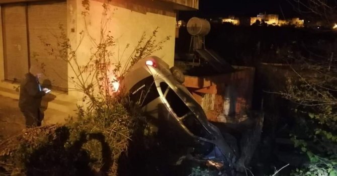 Kontrolden çıkan otomobil eve çarparak durabildi