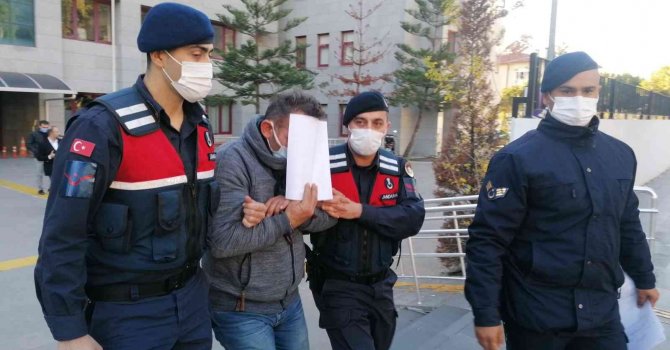 Tutuklanan uyuşturucu taciri, yüzünü tutuklama kararı belgesiyle kapattı