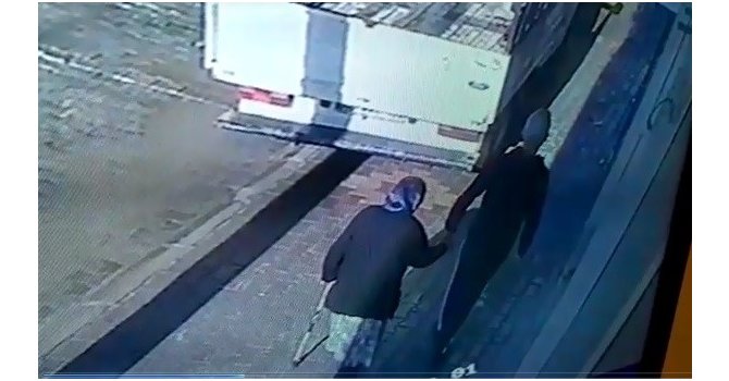 "Akrabanım" deyip koluna girdiği yaşlı kadının yüzüğünü çaldı