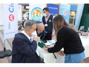 Mezitli Belediyesi, vatandaşlara tansiyon ve şeker ölçümü yaptı