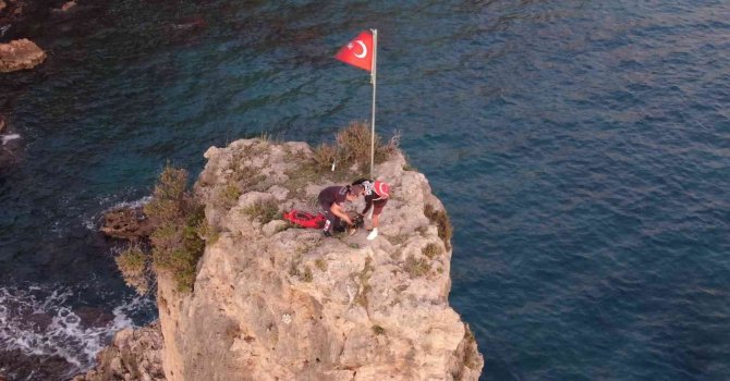 Bayrak sevgisiyle çıktığı 25 metrelik kayalıklarda mahsur kaldı