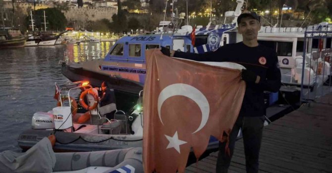 Bayrak sevgisiyle çıktığı falezlerde mahsur kalan adam: “Eski bayrağın öyle dalgalanmasına gönlüm razı olmadı”