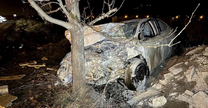 Osmaniye’de iki otomobil kafa kafaya çarpıştı: 2 ağır yaralı