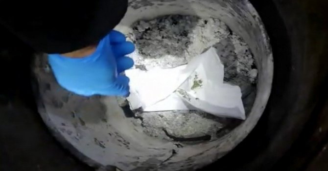 Sobanın içine gizlenen esrar polisin dikkatinden kaçmadı
