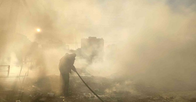 Atık yangını mahalleliyi ayağa kaldırdı