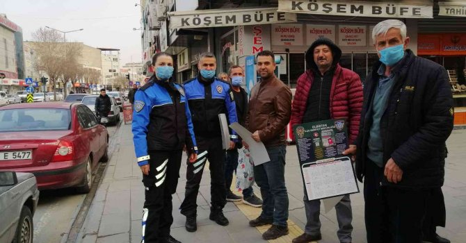 Polis ekipleri vatandaşa uyarıcı bilgilerin yer aldığı takvim dağıttı