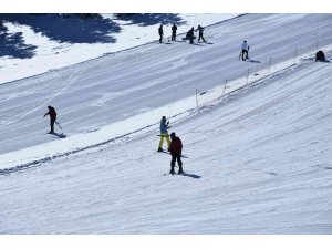 Salda gölü manzaralı kayak merkezi sezonu açtı