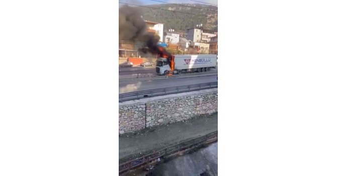 Hatay’da alev alan tır kullanılamaz hale geldi