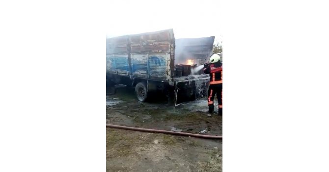 Park halindeki kamyon yandı