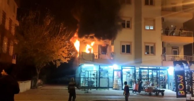 Antalya’da 3 katlı apartmanda yangın paniği