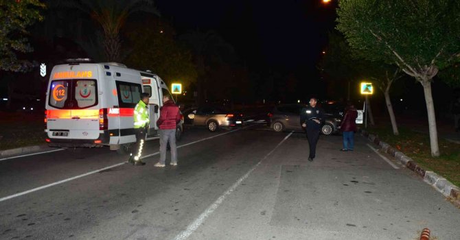 Direksiyon hakimiyetini kaybetti, park halindeki araçlara çarptı: 1 yaralı