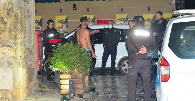 Bıçakla kendisine zarar veren genci, polisler ikna etti