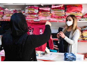 Mersin’de dar gelirlilere kıyafet desteği sürüyor