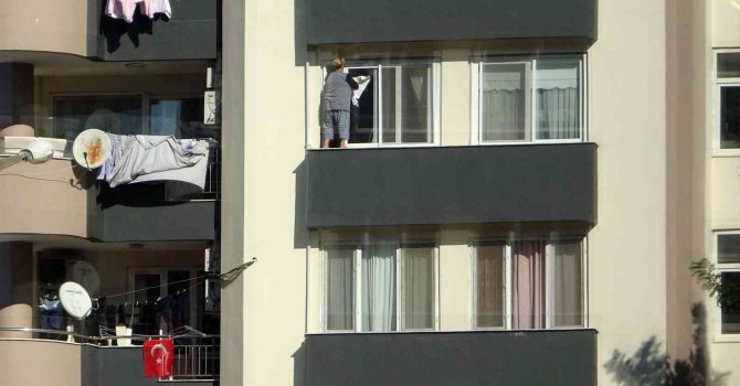 Pencerede ölümüne temizlik