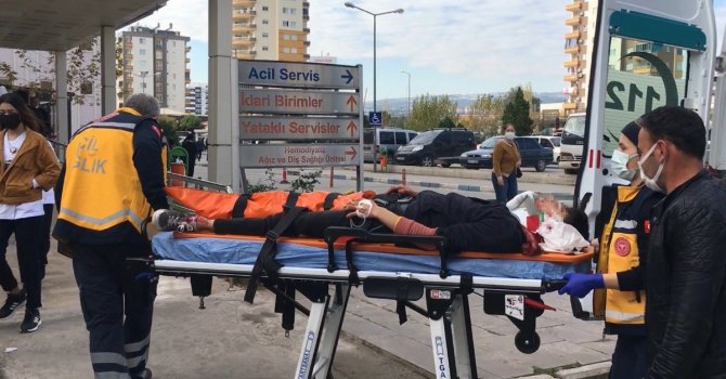 Motosikletin otomobile çarptığı kazada biri ağır 2 kişi yaralandı