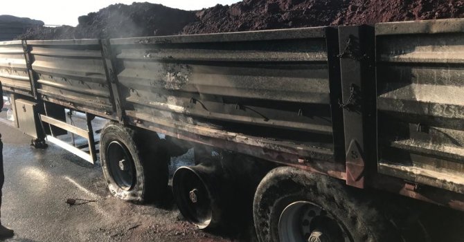 Demir oksit hammaddesi yüklü tırın dorsesi seyir halindeyken yandı