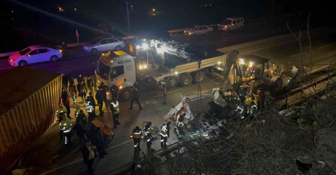 Freni patlayan tır bir evin bahçe duvarını yıkıp on metreden yola devrildi: 2 yaralı