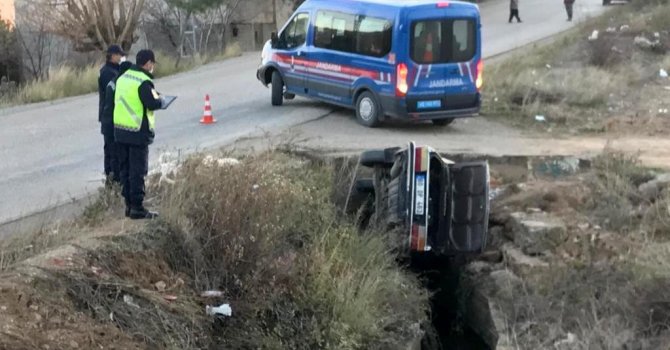 Otomobil sulama kanalına uçtu, aynı aileden 3 kişi yaralandı