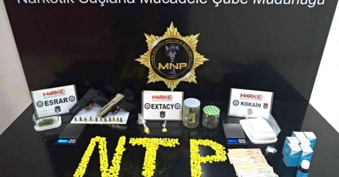 Otomobilde açılır kapanır uyuşturucu zulası