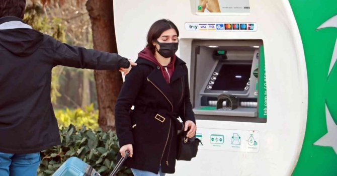 Üniversiteli genç kızın taşıyamadığı için kaldırımda bıraktığı valiz, polisi alarma geçirdi