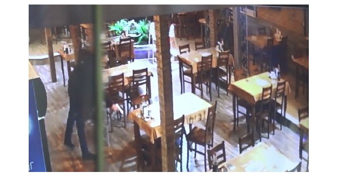 Kebapçıda çalışan husumetlisini işyerini basarak başından vurdu